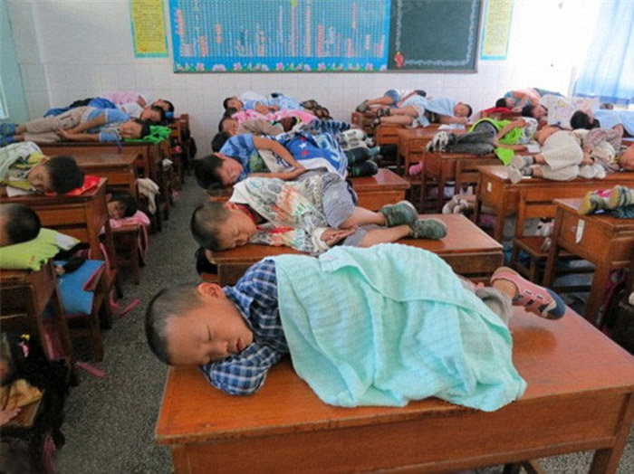 Рабочий день у китайских учеников начинается в 5 утра, поэтому традиционный получасовой сон после обеда – это не наказание, а награда