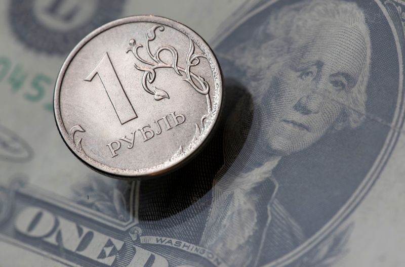 Рубль следит за динамикой воссиявшего на форексе доллара