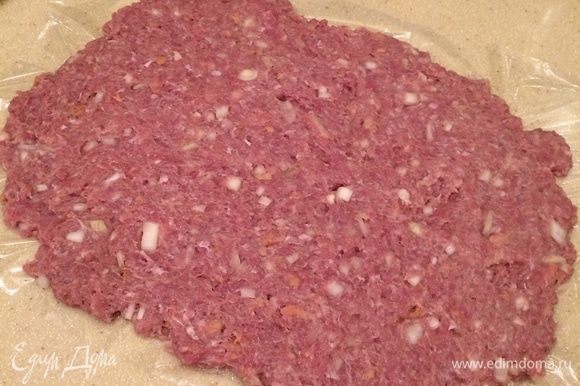 Из данного количества фарша получается 2 рулета. Фарш разделить на 2 части. Духовку разогреть до 180°С. На столе расстелить пищевую пленку. Выложить первую часть фарша, утрамбовать смоченными холодной водой руками фарш так, чтобы получился прямоугольник размером примерно 30х25 см и толщиной 1 см. Из данного количества фарша получается 2 рулета. Фарш разделить на 2 части. Духовку разогреть до 180°С. На столе расстелить пищевую пленку. Выложить первую часть фарша, утрамбовать смоченными холодной водой руками фарш так, чтобы получился прямоугольник размером примерно 30х25 см и толщиной 1 см.