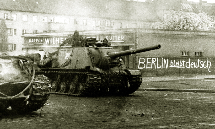 ​Экипаж ИСУ-122 отдыхает в пригороде Берлина. Надпись на стене кафе гласит: «Берлин останется немецким!» - «Недостаёт пулемётов…» | Warspot.ru