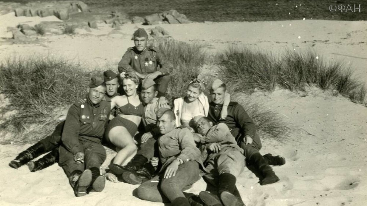 Советские солдаты и местные жительницы на острове Борнхольм