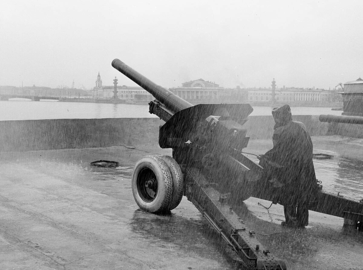 Артиллерист в 12 часов производит орудийный выстрел из пушки на бастионе Петропавловской крепости, 1970. Борис Лосин/Sputnik