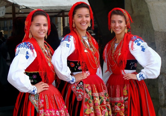 Девушки в португальских костюмах.