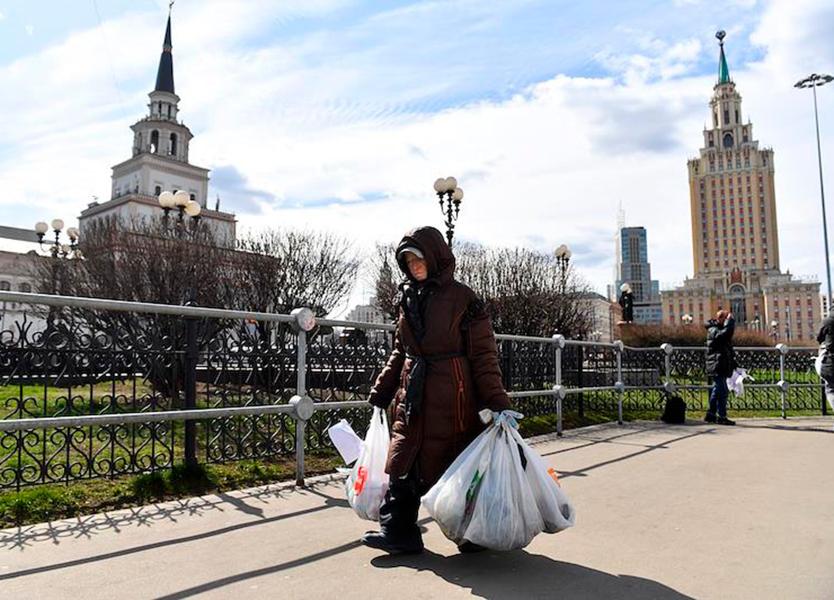 В москве есть русские. МГУ напротив Кремля. Семья напротив Кремля. Манила Москва. Москва манит приезжих.