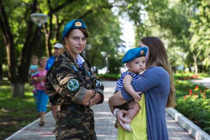 Милые, красивые и сильные девушки служащие в ВДВ 