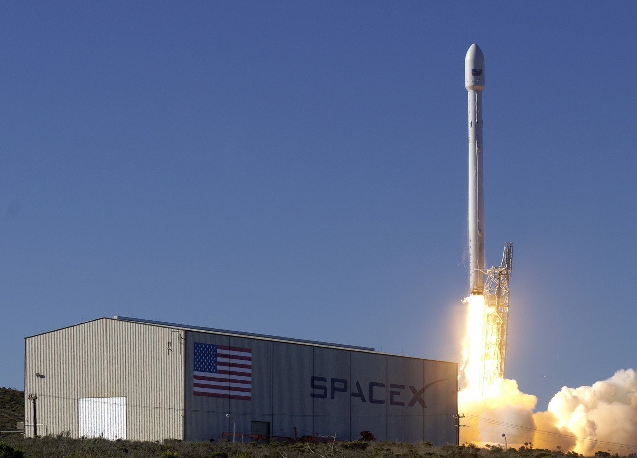 Американцы не смогли по графику запустить Falcon 9