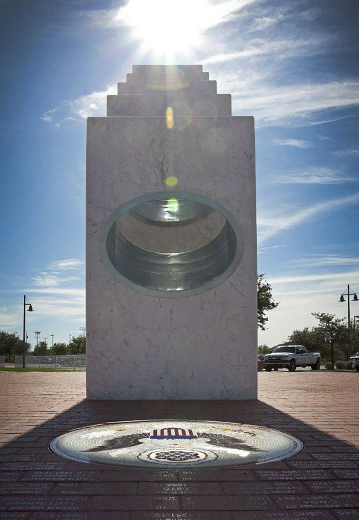 tolko-11-noyabrya-edinstvennyj-den-v-godu-kogda-solnce-velikolepno-osveshhaet-etot-memorial_005