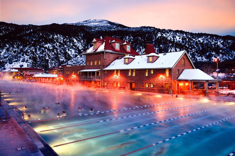 10 самых сказочно прекрасных открытых бассейнов на зимних курортах