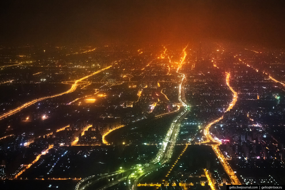 Ночной Пекин. По площади этот город в шесть с лишним раз больше Москвы, а по численности населения превосходит её примерно вдвое. 