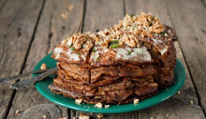 Печёночный торт с грецкими орехами. \ Фото: pinterest.com.