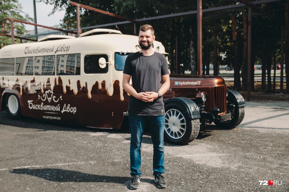 Тюменцы превратили старый школьный автобус в фуд-трак. Почему он «сладкий» и на него все глазеют? Тюменцы превратили старый школьный автобус в фуд-трак. Почему он «сладкий» и на него все глазеют? авто,автомобиль,история,машины,ремонт,Россия,советы,СССР,тюнинг