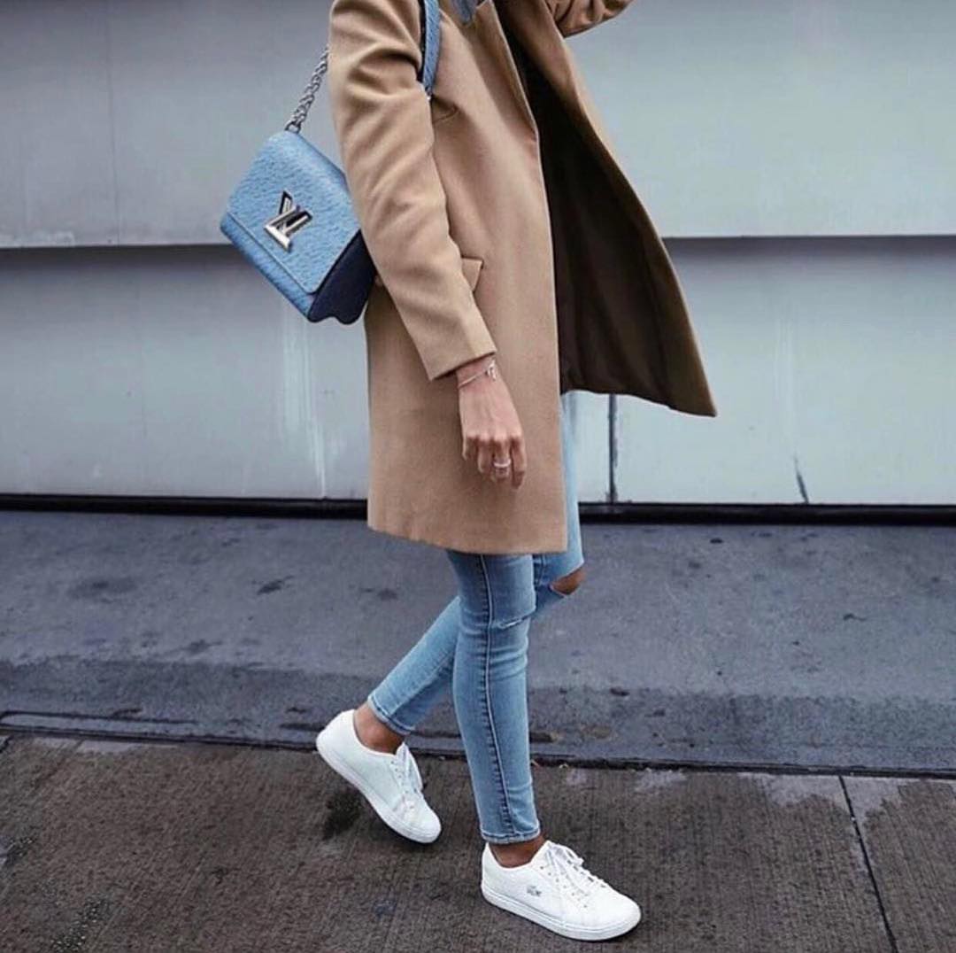 Короткое пальто и кроссовки сочетание