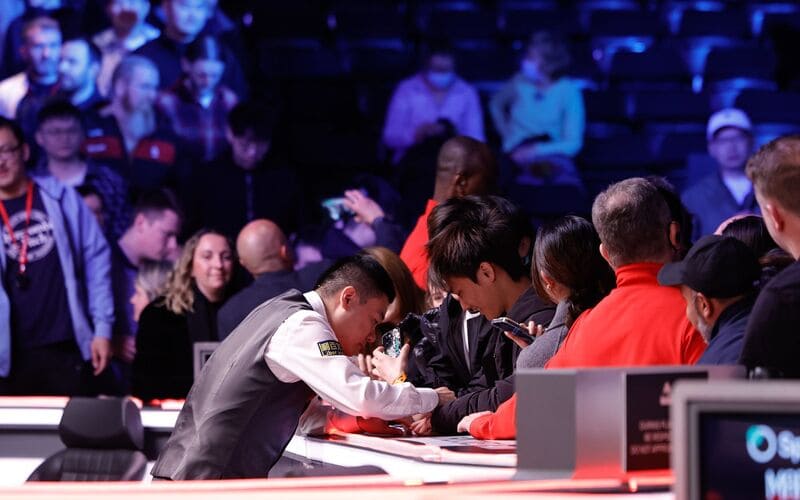 Дин Джуньху раздает автографы на турнире Tour Championship 2025 (фото: WST)