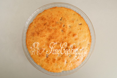 Выпекаем пирог на кефире с изюмом в предварительно разогретой духовке около 40-45 минут при 180 градусах на среднем уровне до сухой лучины