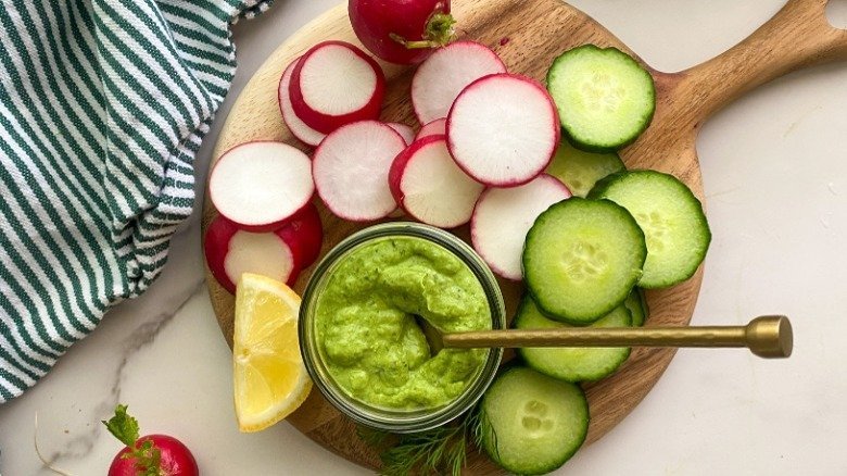 Зеленый соус из авокадо к весенним салатам и шашлыкам или котлеткам на гриле