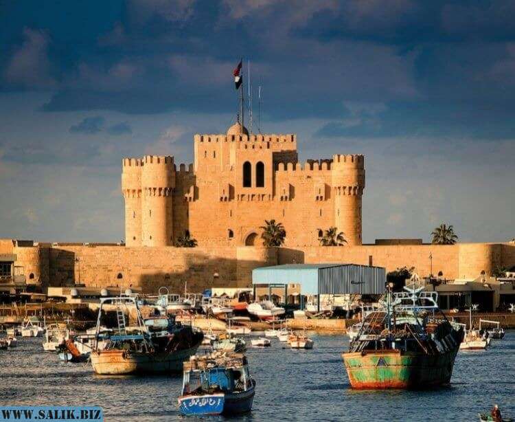 Крепость, построенная султаном-мамлюком Кайтбаем на месте александрийского маяка в 1477 году.