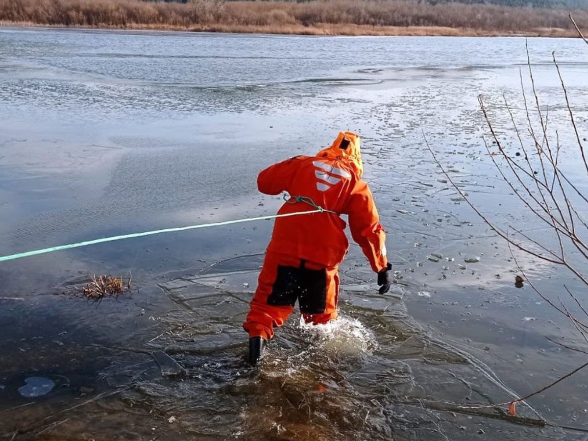 Под Челябинском пенсионерка застряла на затопленном паводком поле