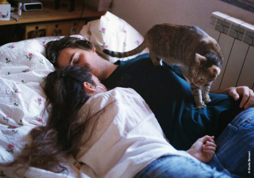 Существует ли любовь? Что нейробиологи, лингвисты, социологи, философы и психологи думают о романтической близости 