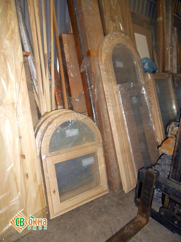 Арочные окна ОСП и входная дверь в бане-бочке