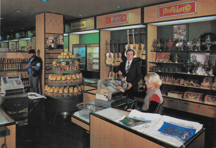 В конце 80 годов 20 века магазины «березка» были ликвидированы. /Фото: sovietpostcards.org