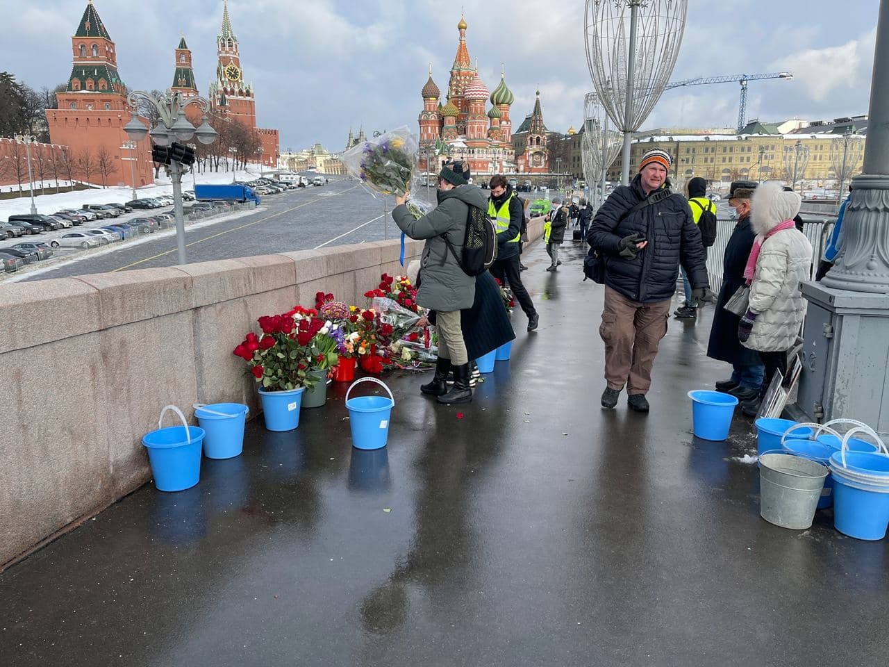 «А Явлинский без очереди!» – либералы переругались, поминая Немцова