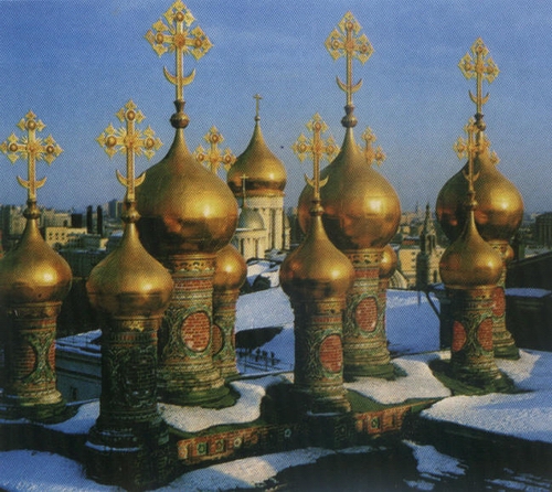 Четырехконечные кресты с полумесяцем на куполах православного храма.