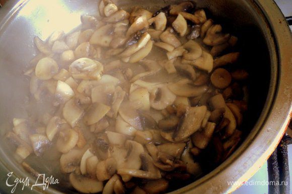 Паштет из фасоли с грибами мелко, порезанный, минут, добавить, Невероятно, потушить, вкусуВыложить, поперчить, посолить, готовности, вместе, фасолевого, отвара, стакана, влить, фасоль, грибы, овощам, пассированным, блендер