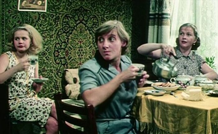 За кадром фильма «Одиноким предоставляется общежитие»: Почему создатели получали гневные письма после выхода картины на экраны 