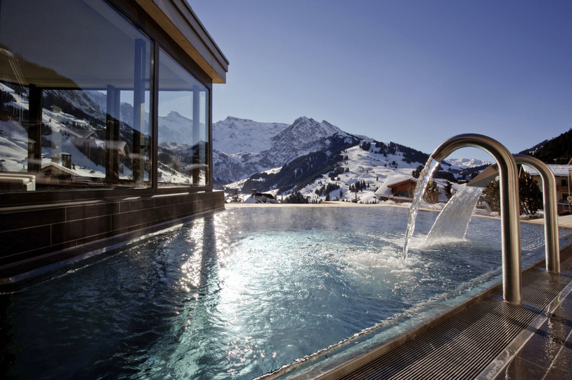 10 самых сказочно прекрасных открытых бассейнов на зимних курортах