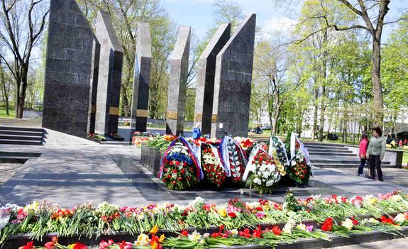 Даугавпилс - единственный город Латвии, защищающий советские памятники ​ погибшим в ВОВ