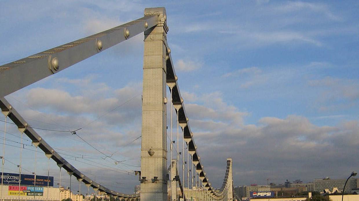 Московским спасателям удалось снять мужчину с верхушки Крымского моста