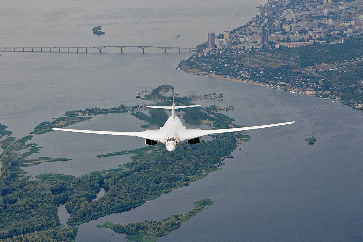 Энгельс летают самолеты. Ту-160 белый лебедь. Белый лебедь самолет ту 160. Туполев 160. Tupolev tu-160.