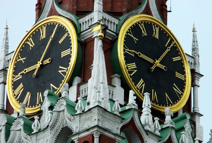 На смену сгоревшим старинным часам пришли привычные всем классические / Фото: yandex.ua