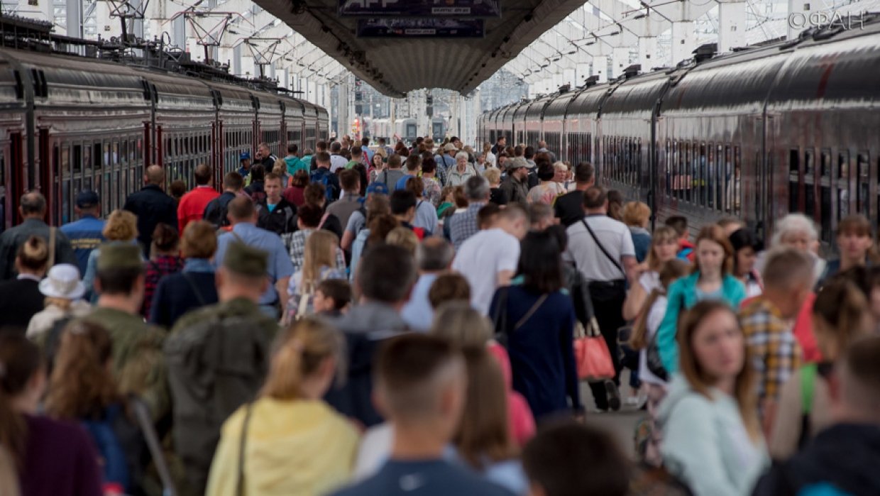 Пассажир на платформе. Пассажиры на вокзале. Люди на перроне. Толпа на вокзале. Люди на перроне вокзала.