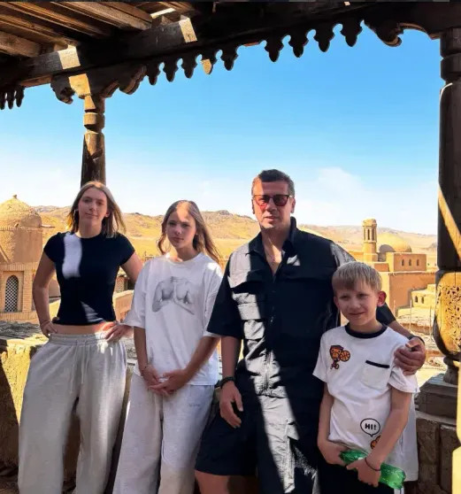 Бывшая жена Андрея Мерзликина после развода уехала за границу к новому избраннику Мерзликин, время, бывшая, актёр, времени, вместе, перекосов, Мерзликина, детьмиАндрей, Андрей, этому, Утомлённые, Бумер, фильмам, Брестская, крепость, зрителю, сериалу, солнцем, Цитадель