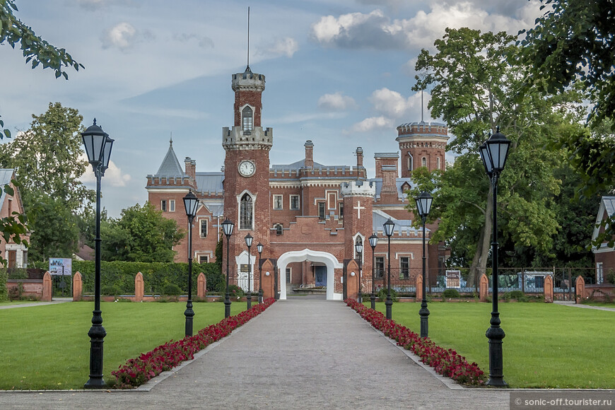 Въездные ворота с часами выполнены в едином стиле с дворцом 
