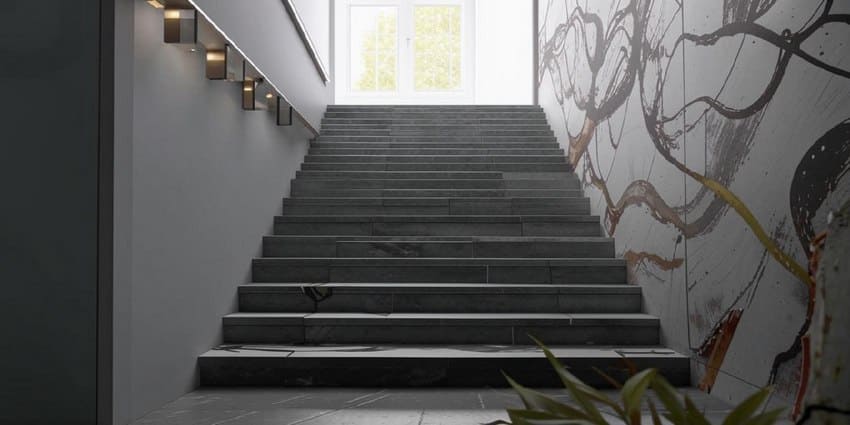 Простая надежная лестница со ступенями из керамогранита