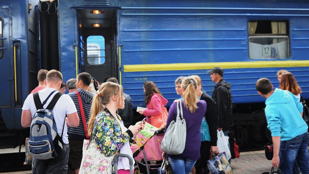 Украинцы в 2024г. Заробитчане из Украины в Польше. Украинцы уезжают. Люди массово уезжают. Украинские мигранты.