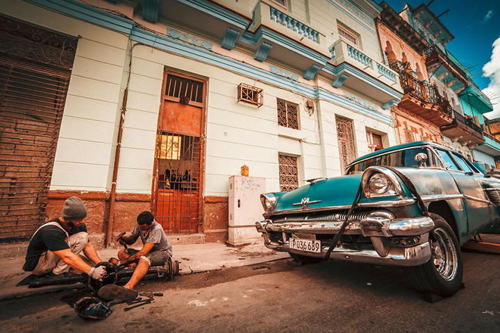 i-spent-20-days-in-cuba-documenting-the-life-of-local-people-5__880