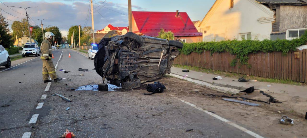 В Тверской области автомобиль съехал с дороги и протаранил дом