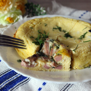 Омлет с сосисками и зеленью