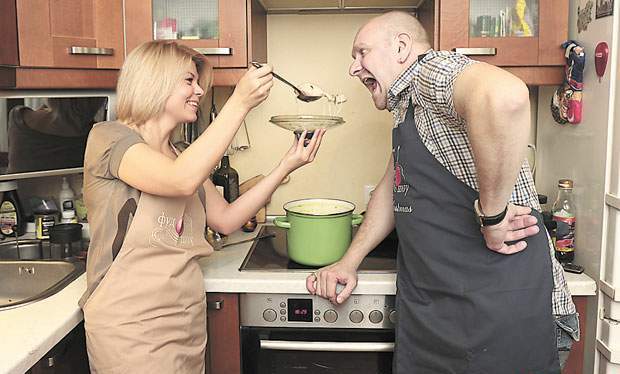 Муж трахает жену на кухне и дрочит ей овощами