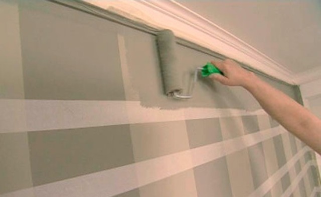 Как малярный скотч поможет исправить огрехи при поклейке обоев Как малярный скотч поможет исправить огрехи при поклейке обоев сделай сам,советы