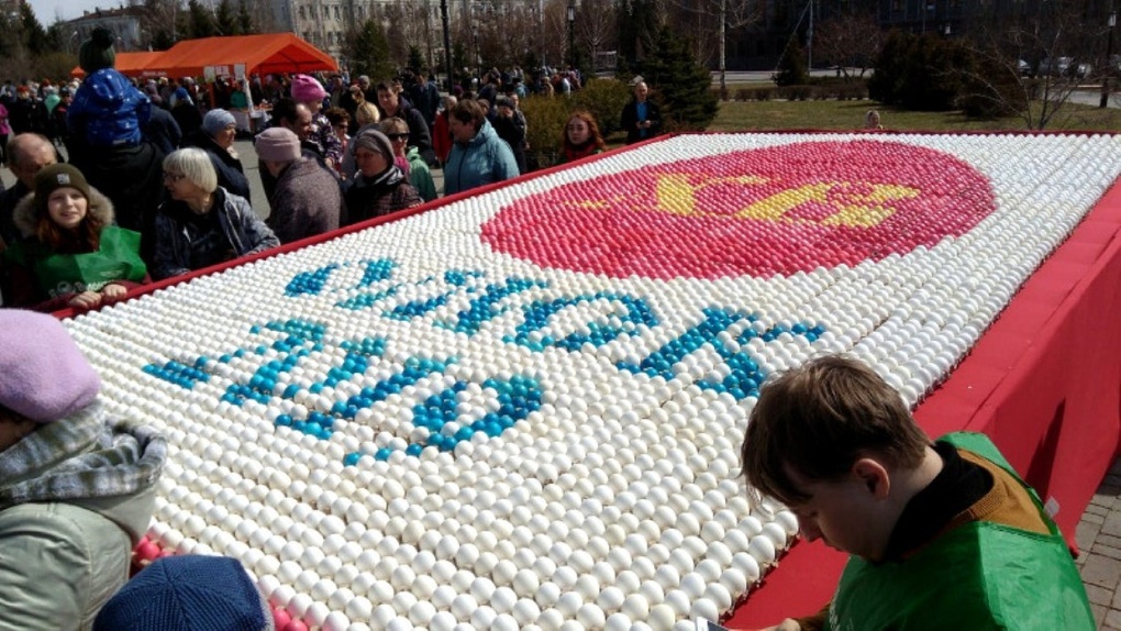 В Омске создали огромную картину из 10 тысяч пасхальных яиц