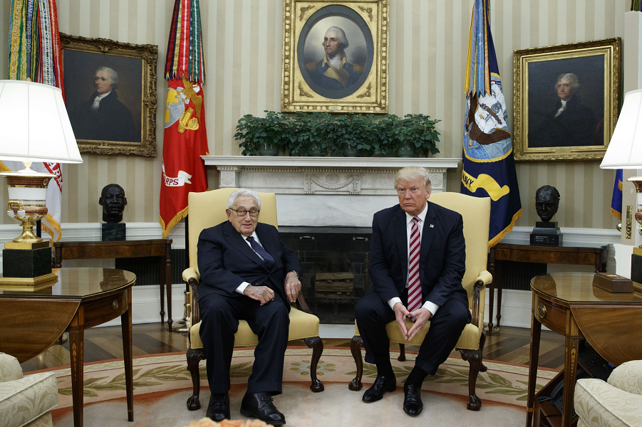 Трамп и Киссинджер в Овальном кабинете Белого дома 10.05.17.png