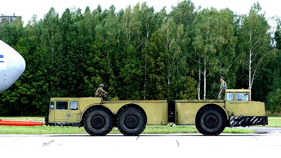 Аэродромный двухмоторный шарнирно-сочлененный балластный тягач МоАЗ-7915