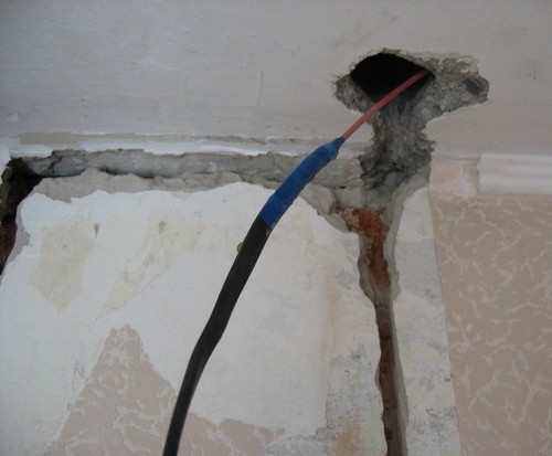 Как восстановить проводку, если перелом провода случился под стеной