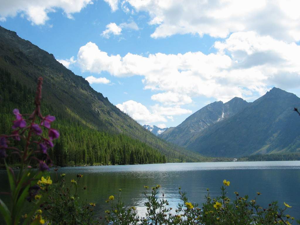 Озеро расположенное на алтае. Верхнее Мультинское озеро Алтай. Мультинские озера горный Алтай. Озеро нижнее Мультинское горный Алтай. Горно Алтайск Мультинские озера.