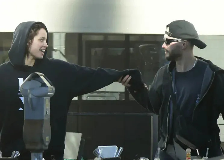 19-летнюю дочь Питта и Джоли засняли за флиртом с неизвестным Джоли, Шайло, после, жизни, отказалась, молодого, Питта, Анджелины, детей, другомШайло, человека, фамилии, публике, образ, 19летняя, короткой, стрижки, макияжемШайло, перекрашивалась, блондинку