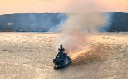 На фото: флагман ТОФ ордена Нахимова гвардейский ракетный крейсер "Варяг"